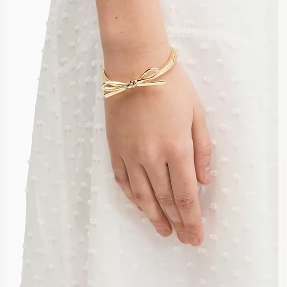 NWT Kate Spade Mini Bow Bangle in Gold - Picture 1 of 9